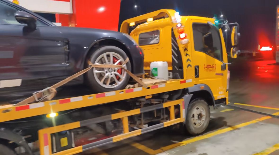 静安行车途中遇到突发状况该如何呼叫道路救援？
